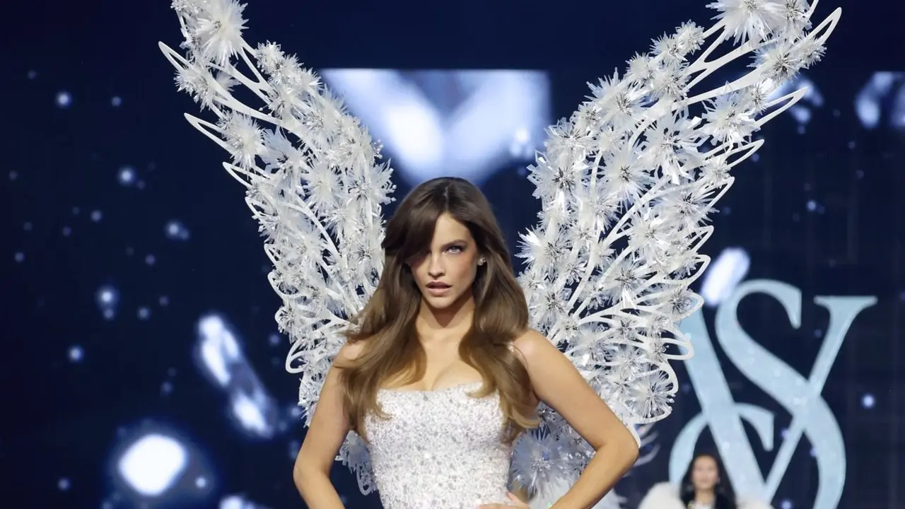 Enam Minggu Setelah Melahirkan, Barbara Palvin Kembali ke Runway Victoria’s Secret dengan Dua Look Memukau