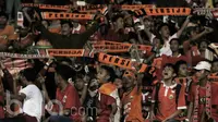Aksi Jakmania saat timnya melawan Timnas Indonesia U22 laga persahabatan di Stadion Patriot, Jakarta, Jumat (7/4/2017) (Bola.com/M Iqbal Ichsan).