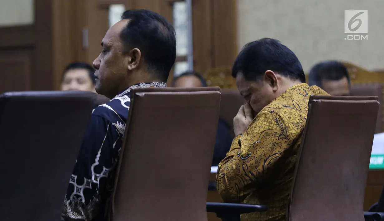Terdakwa dugaan korupsi pengadaan lahan Bandara Bobong pada APBD Kabupaten Kepulauan Sula tahun 2009 Zainal Mus (kiri) dan Ahmad Hidayat Mus saat sidang pembacaan tuntutan di Pengadilan Tipikor, Jakarta, Kamis (14/3). (Liputan6.com/Helmi Fithriansyah)