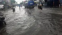 Genangan air di Jalan Yos Sudarso, Cikarang Utara, Kabupaten Bekasi, Minggu (1/11/2020). (Liputan6.com/ Yopi Makdori