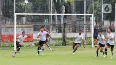 Para pemain Timnas Indonesia U-20 berlatih di Lapangan A Senayan, Jakarta, Rabu (15/2/2023). Timnas Indonesia U-20 menjalani pemusatan latihan jelang kejuaraan Piala Asia U-20 2023 dan akan mengikuti mini tournament yang digelar oleh PSSI. (Liputan6.com/Herman Zakharia)