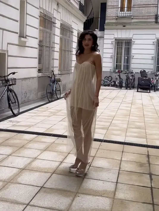 Kylie hadir di fashion show, Jean Paul Gaultier Haute Couture. yang menampilkan Simone Rocha mengenakan dress simple namun terlihat elegan. [@kyliejenner]