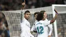 Pemain Real Madrid, Casemiro (kiri) mencetak gol pembuka untuk Real Madrid saat melawan Las Palmas pada laga  La Liga Santander di Santiago Bernabeu stadium, Madrid, (5/11/2017). Real Madrid menang 3-0. (AFP/Gabriel Bouys)