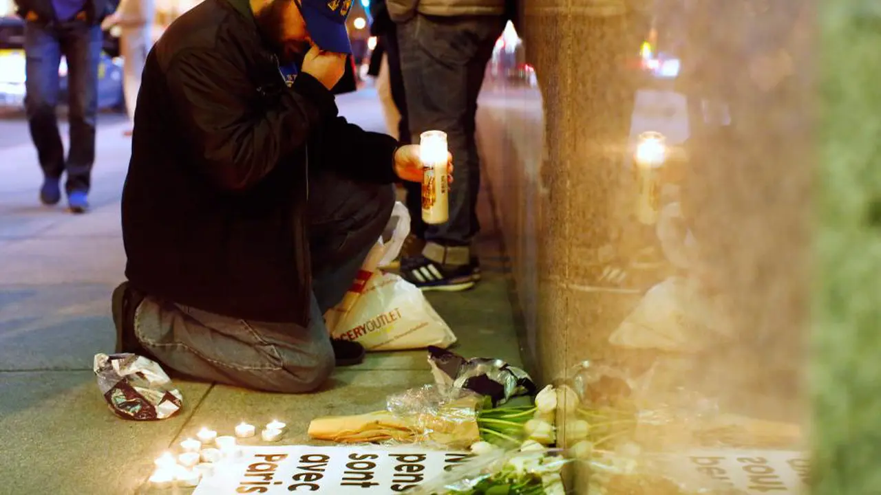 20151114-teror-paris-lilin duka