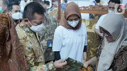 Direktur Keuangan Askrindo, Liston Dimanjuntak mengunjungi Booth UMKM PT Askrindo pada KUR Festival Fintech 2022, di Solo Technopark, Surakarta, Jawa Tengah, Kamis (19/05/2022). Pada kegiatan tersebut, Askrindo juga menyerahkan CSR serta dialog bersama dengan UMKM Kota Solo dan memberikan inklusi jasa keuangan juga literasi asuransi kepada para UMKM. (Liputan6.com/HO/Askrindo)