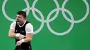 Ekspresi kesakitan atlet angkat besi Armenia, Andranik Karapetyan usai mengalami cedera horor ketika tampil pada Olimpiade 2016 di Rio de Janeiro, Rabu (10/8). Siku Karapetyan patah saat hendak mengangkat beban 195 kilogram (REUTERS/Stoyan Nenov)