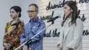 Ketua Dewan Komisioner OJK, Mahendra Siregar (tengah) menjelaskan bahwa kerja sama dengan Komdigi mencakup upaya peningkatan literasi, edukasi, dan inklusi, khususnya di sektor keuangan dan platform digital. (Liputan6.com/Herman Zakharia)