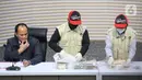 Dalam kegiatan OTT tersebut, KPK menyita barang bukti uang sejumlah Rp 135 juta disita dari kediaman pribadi Bupati Lampung Tengah, Ardito Wijaya. Tampak dalam foto, petugas memperlihatkan barang bukti penangkapan Bupati Lampung Tengah, Ardito Wijaya, di Gedung Merah Putih Komisi Pemberantasan Korupsi (KPK), Jakarta, Kamis (11/12/2025). (Liputan6.com/Helmi Fithriansyah)