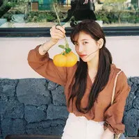Suzy merupakan salah satu idol Korea Selatan yang punya jadwal yang sangat padat. Selain terjun di dunia tarik suara, ia juga melebarkan sayapnya ke dunia akting. (Foto: instagram.com/skuukzky)