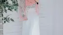 Maxi skirt. Untuk mendapatkan gaya model yang feminim, kamu wajib punya maxi skirt nih. Padukan dengan beragam atasan seperti kemeja atau blouse ya. Maxi skirt ini juga mudah sekali dipadu padankan dengan alas kaki apa saja seperti sneakers, flat shoes, dan lain-lain. / copyright shutterstock