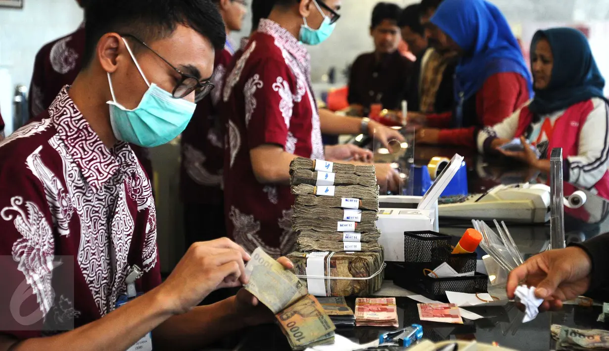 Petugas melayani warga yang menukarkan uang kertas lama dan rusak di Bank Indonesia, Jakarta, Selasa (26/1). BI menerapkan kebijakan untuk mengganti atau menukar uang tidak layak edar dengan uang yang layak edar. (Liputan6.com/Angga Yuniar)
