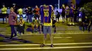 Suporter melakukan protes di depan kantor Barcelona, Selasa (25/8/2020). Aksi tersebut merupakan respon fans atas kabar Lionel Messi yang akan meninggalkan Camp Nou pada musim panas ini. (AFP/Pau Barrena)