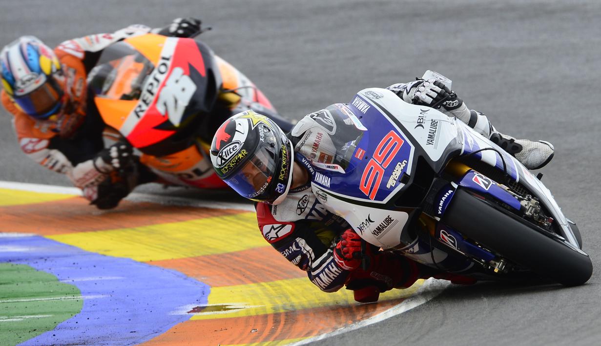 Jorge Lorenzo bersaing dengan Dani Pedrosa dalam GP Valencia di Sirkuit Ricardo Tormo, Valencia, (11/11/2012). Jorge Lorenzo menjadi juara dunia MotoGP 2012. (AFP Photo/Javier Soriano)