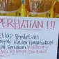 Salah satu supermarket di Kabupaten Gorontalo yang memberlakukan aturan khusus yang ingin mendapatkan minyak goreng satu harga (Arfandi/Liputan6.com)