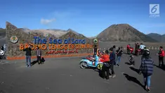 Wisatawan berswafoto di Tugu Rhe Sea of Sand Bromo Tengger Semeru National Park, Probolinggo, Jawa Timur, Minggu (8/7). Gunung Bromo masih menjadi destinasi wisata primadona yang ramai dikunjungi wisatawan setiap tahunnya. (Liputan6.com/Arya Manggala)