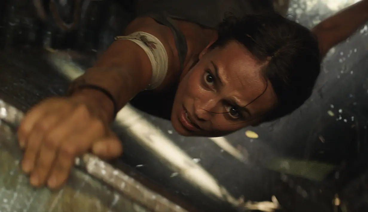 Lara Croft sendiri harus menghadapi banyak sekali rintangan yang mengancam nyawa. Jadi, siapa yang sudah penasaran banget dengan Tomb Raider? (Collide)