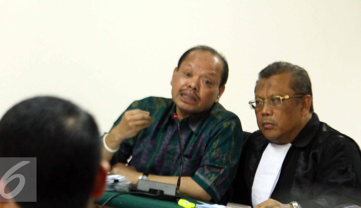 Sutan Bhatoegana bersama kuasa hukumnya saat mengikuti sidang lanjutan di Pengadilan Tipikor, Jakarta, Kamis (18/6/2015). Sutan Bhatoegana terlibat atas dugaan dalam kasus suap pembahasan APBNP 2013 di Kementerian ESDM. (Liputan6.com/Helmi Afandi)