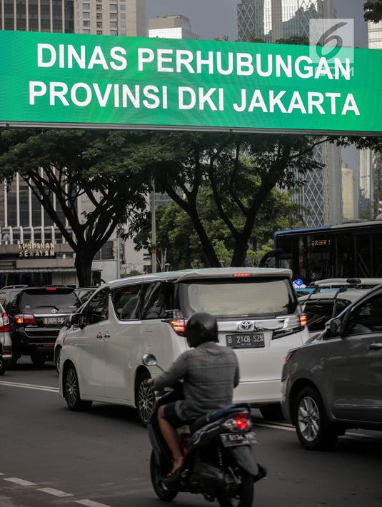 Sejumlah kendaraan melintasi rambu elektronik yang berada di Jalan Sudirman, Jakarta, Kamis (28/3). Dinas Perhubungan DKI Jakarta berencana menambah pemasangan rambu elektronik di sejumlah ruas jalan Ibu Kota. (Liputan6.com/Faizal Fanani)