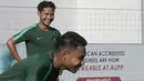 Pemain Timnas Indonesia U-22, Gian Zola, tertawa saat latihan di Lapangan AUPP, Phnom Penh, Selasa (19/2). Latihan ini persiapan jelang laga Piala AFF U-22 melawan Malaysia. (Bola.com/Zulfirdaus Harahap)