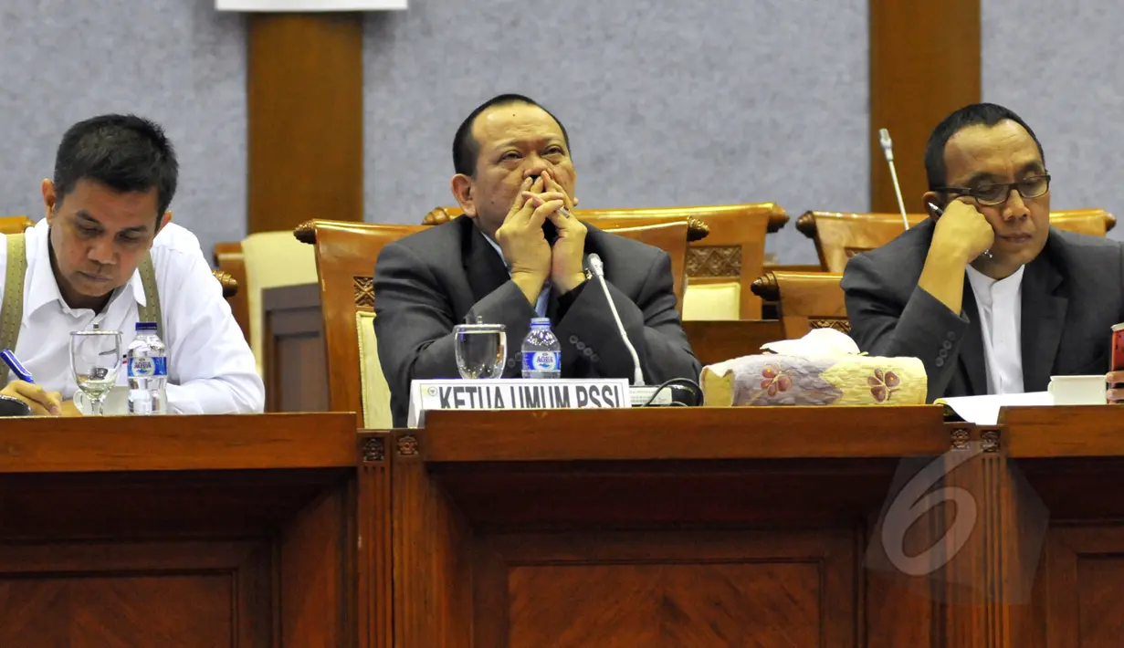Ketum PSSI La Nyala Matalitti (tengah) beserta Wakilnya Hinca Panjaitan (kiri) saat menemui Komisi X DPR di Kompleks Parlemen, Jakarta, Senin (20/4/2015). PSSI mengadu kepada DPR mengenai pembekuan organisasinya. (Liputan6.com/Andrian M Tunay)