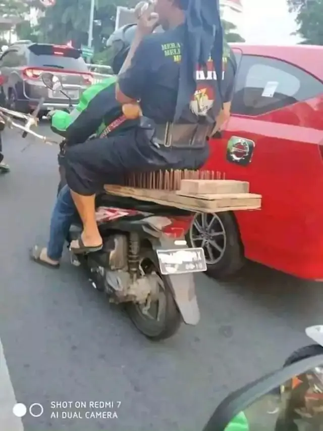 6 Potret Tempat Duduk Nyeleneh di Motor Ini Bikin Tepuk Jidat, Menyusahkan Diri