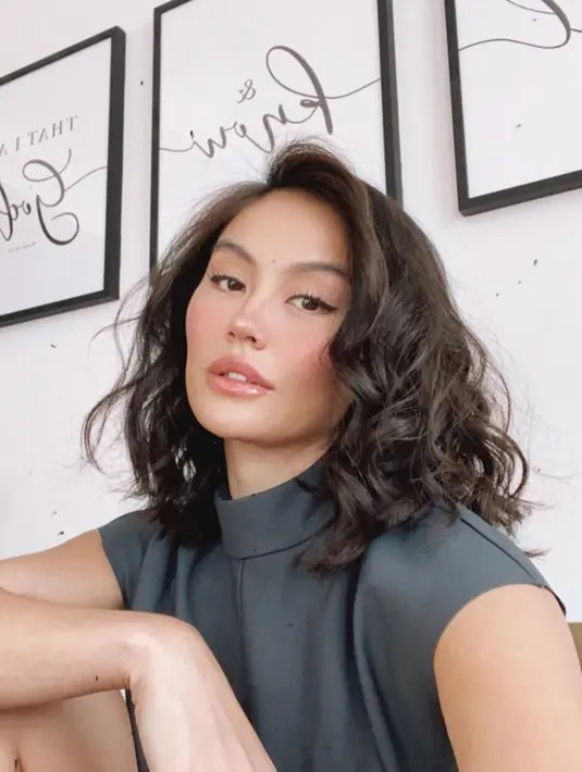 "Lu sebelum sama gue, punya cowok nggak sih?" tanya Deddy Corbuzier. "No. Gue waktu itu belum pernah pacaran," jawab Agnez singkat. (Instagram/agnezmo)