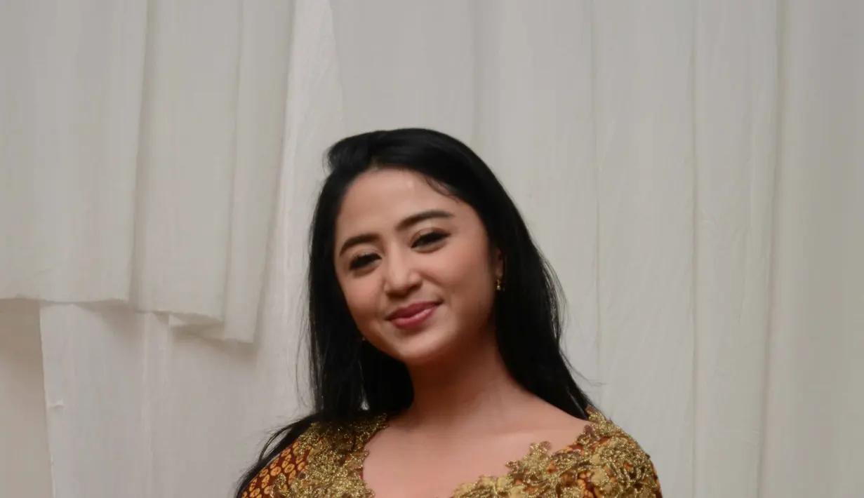 "Saat seseorang menemukan kedamaian dalam dirinya,...dia menjadi orang yang dapat hidup damai dengan orang lain.😊salam sayang... belah duren buat mba @juliaperrezz semoga kita semua selalu sehat dan rezeki mengalir berkah amin... #dewiperssik" tulis DP.