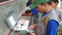 Seorang petugas menguji coba alat pendeteksi gas ‎vulkanik Gunung Agung yang didatangkan Pusat Vulkanologi dan Mitigasi Bencana Geologi (PVMBG). (Liputan6.com/Dewi Divianta)
