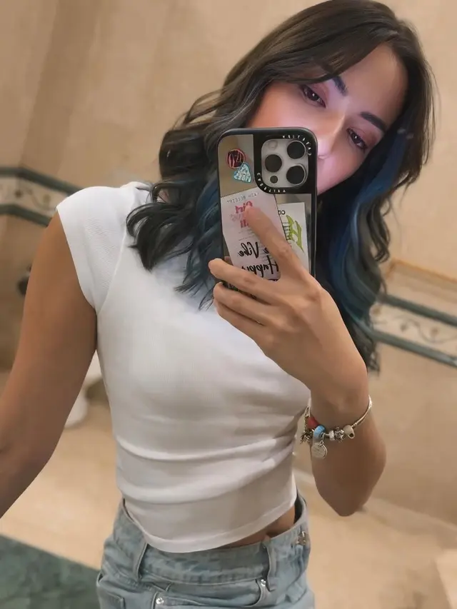Nia Ramadhani dengan warna rambut ash blue. [@ramadhaniabakrie]