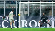 AC Milan harus gigit jari usai ditahan imbang AS Roma dengan skor 1-1. Pertandingan berjalan alot selama 90 menit. Rossoneri gagal meraup poin penuh meski bermain kandang. (AP Photo/Antonio Calanni)
