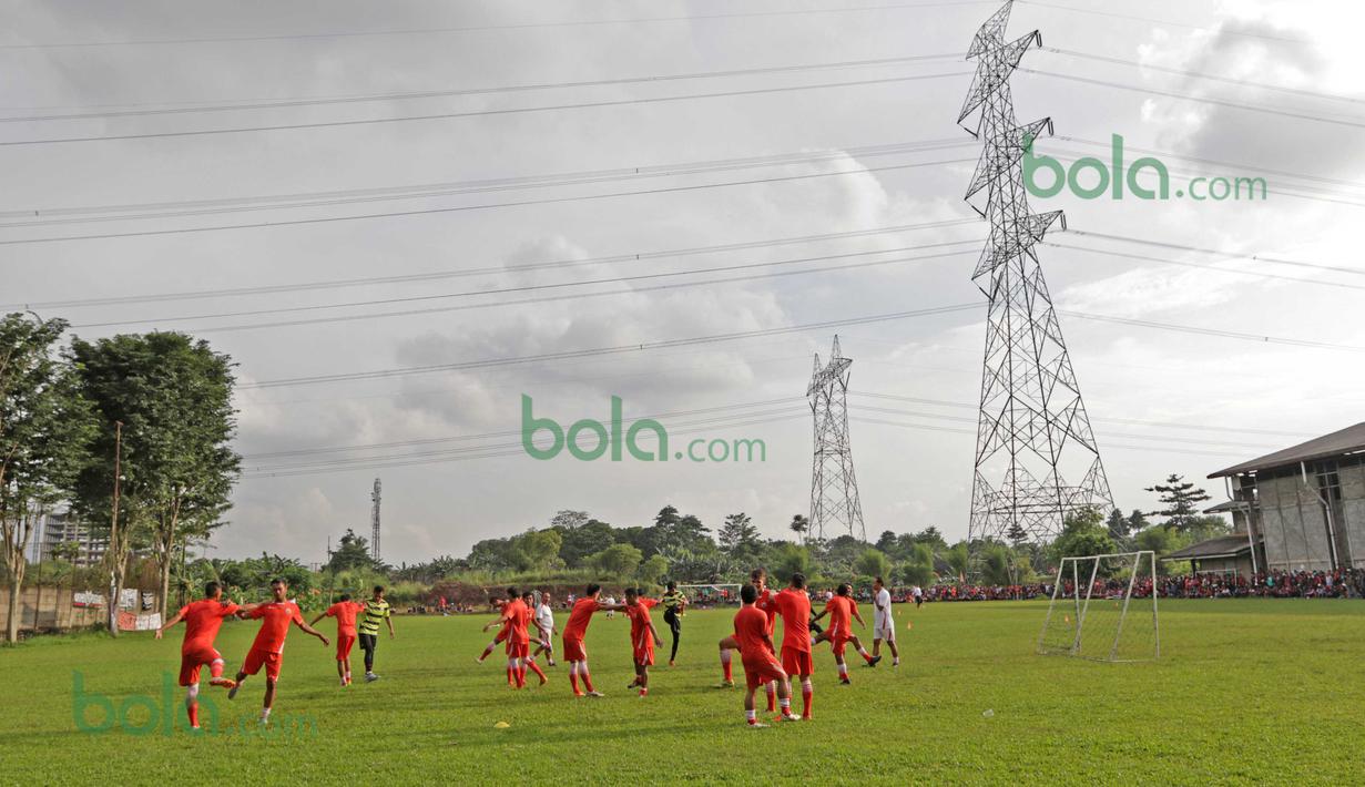 Tim Persija Jakarta sedang melakukan pemanasan sebelum berlatih dengan suasana mendung di Lapangan National Youth Training Center, Sawangan, Depok, Rabu (17/2/2016). (Bola.com/Nicklas Hanoatubun)