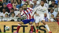Juanfran Torres (kiri) di salah satu derby Madrid (GERARD JULIEN / AFP)