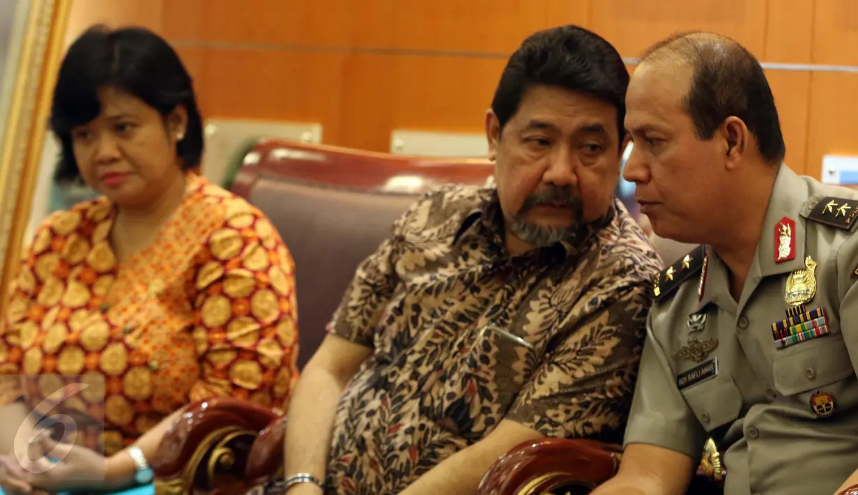 Kadiv Humas Polri Irjen Pol Boy Rafli Amar (kanan) berbincang dengan anggota TPFG Hendardi disela pemberian keterangan terkait cerita gembong narkoba Freddy Budiman pada Koordinator KontraS Haris Azhar, Jakarta, Kamis (15/9). (Liputan6.com/Helmi Afandi)