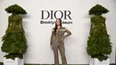 Kristin Davis mengenakan Dior Ready-To-Wear oleh Maria Grazia Chiuri lewat jumpsuit leopard dan scarf bermotif senada (Foto: Dior)