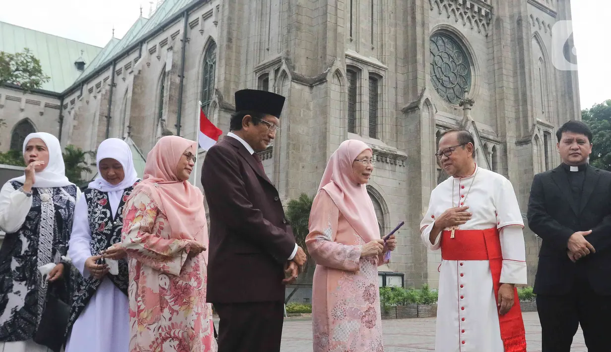 Istri Perdana Menteri Malaysia, Wan Azizah Wan Ismail berbincang dengan Uskup Agung Jakarta Kardinal Ignatius Suharyo saat mengunjungi Gereja Katedral, Jakarta Senin (9/1/2023). Wan Azizah Wan Ismail ke Gereja Katedral melalui Terowongan Silaturahmi. Terowongan itu menghubungkan Masjid Istiqlal dengan Gereja Katedral. (Liputan6.com/Herman Zakharia)