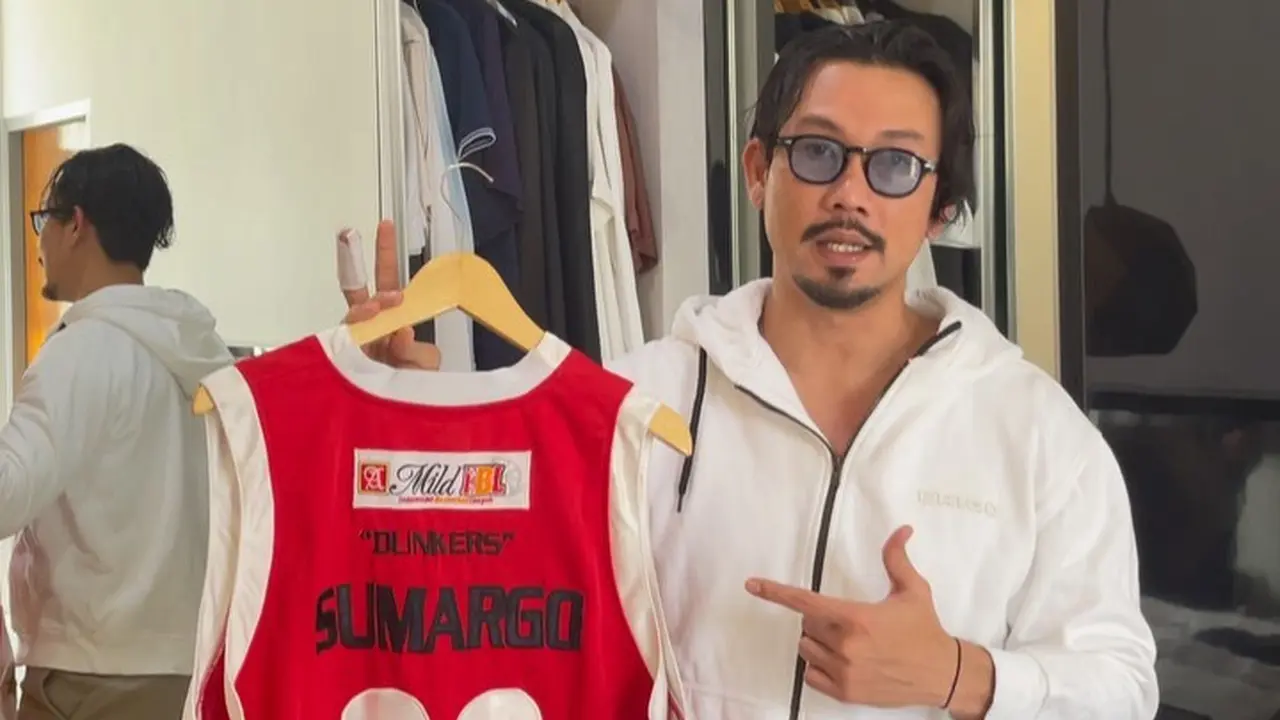 [Fimela] Denny Sumargo Lelang Jarsey