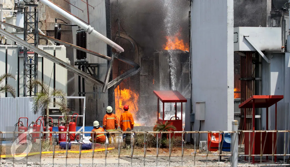 Petugas berusaha memadamkan api yang melanda gardu induk PLN di Kembangan, Jakarta Barat, Rabu (2/9/2015). Akibat kebakaran ini, PLN terpaksa memadamkan jaringan listrik di sejumlah titik di Jakarta dan Tangerang.(Liputan6.com/Gempur M Surya)