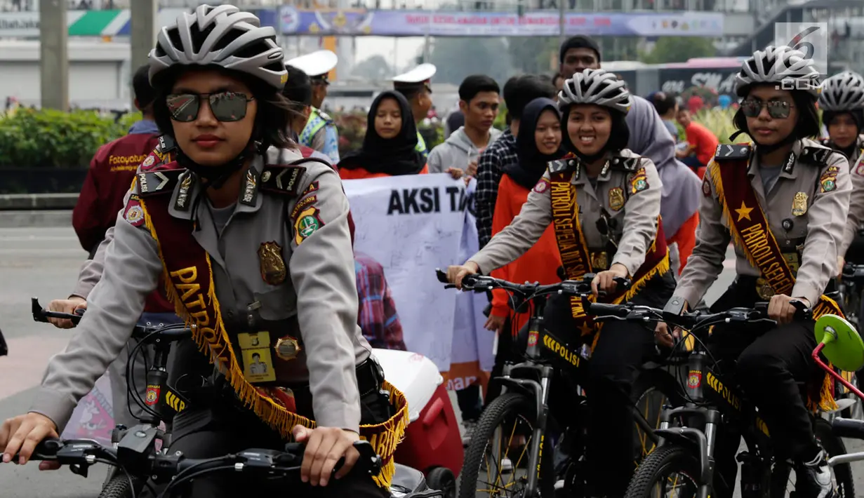 Sejumlah polisi wanita mengendarai sepeda berpatroli di lokasi car free day (CFD), Jakarta, Minggu (21/5). Untuk mengamankan CFD, polisi bersepeda rutin berpatroli dengan berkeliling di sepanjang jalan Sudirman-Thamrin. (Liputan6.com/Immanuel Antonius)