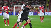 Phil Foden lolos dari kawalan Jordan Teze dalam laga pembuka Liga Champions antara AS Monaco dan Manchester City di Louis II stadium, 1 Oktober 2025. (AP Photo/Philippe Magoni)