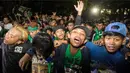 Tak kenal lelah para Bonek saling memberikan semangat agar Persebaya Surabaya bisa kembali ke kancah Liga Indonesia. (Bola.com/Vitalis Yogi Trisna)