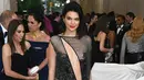 Gaun berwarna hitam hasil rancangan La Perla Couture yang dikenakan Kendall saat itu berhiaskan Kristal dan tampak menerawang. Ia juga dengan senang memamerkan bagian punggungnya. (AFP/Bintang.com)