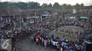 Warga menyaksikan tarian saat Festival Lima Gunung di lereng Gunung Merapi, Desa Klogowanan, Magelang, (21/7). Festival tersebut diselenggarakan secara mandiri oleh petani setiap tahun. (Liputan6.com/Gholib)