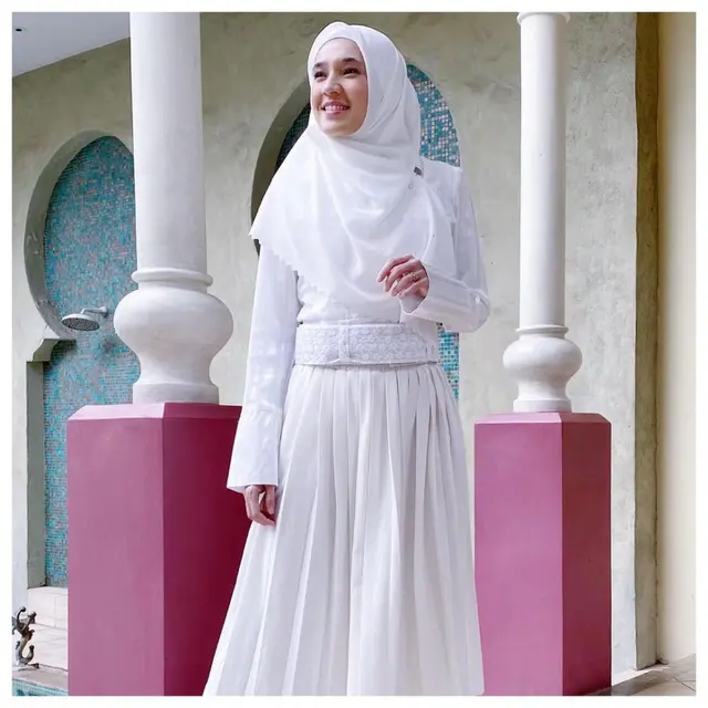 Dhini Aminartib pakai hijab putih (Instagram/dhiniaminarti)