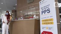 Wajib pajak mencari informasi mengenai Program Pengungkapan Sukarela (PPS) di kantor pelayanan pajak pratama di Jakarta, Senin (7/3/2022). Pemerintah memperoleh PPh senilai Rp2,48 triliun setelah 66 hari pelaksanaan Program Pengungkapan Sukarela (PPS).  (Liputan6.com/Angga Yuniar)