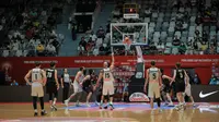 Pemain Timnas Basket Yordania, Zaid Abbas mencetak poin saat laga perebutan peringkat ketiga FIBA Asia Cup 2022 antara Timnas Basket Yordania melawan Timnas Basket Selandia Baru di Istora Senayan, Jakarta, Minggu (24/07/2022). Selandia Baru menang atas Yordania 83-75. (Bola.com/Bagaskara Lazuardi)