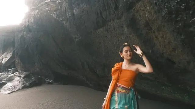 FOTO: Pesona Laura Theux dalam Balutan Baju Tradisional, Menawan