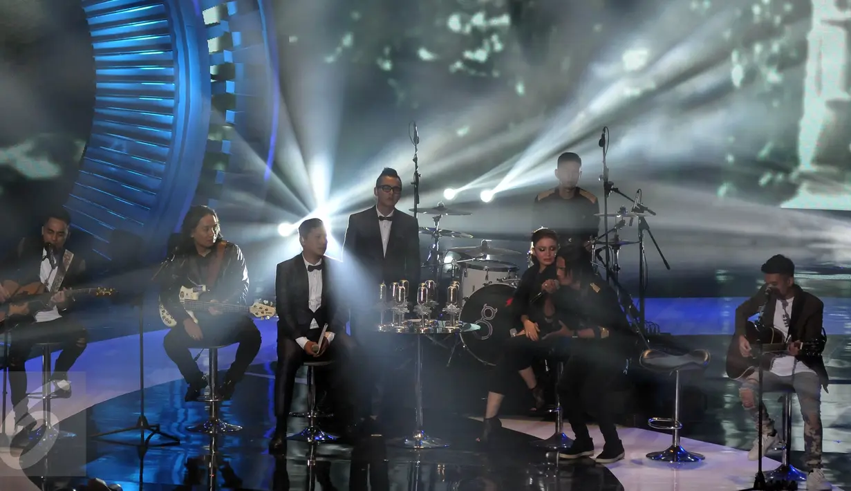 Personel Ungu, yakni Enda, Makki, Onci dan Rowman bersama penyanyi mungil, Rossa dan vokalis Setia Band, Charly tampil di atas panggung SCTV Music Awards 2016 di Studio 6 Emtek City, Jakarta, Kamis (28/4). (Liputan6.com/Johan Tallo)