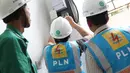 Aktivitas penyambungan penambahan daya oleh petugas PLN di Jakarta, Rabu (21/6). Menyambut lebaran, PLN memberikan bebas biaya penyambungan untuk rumah ibadah dan potongan 50 persen untuk pengguna selain rumah ibadah. (Liputan6.com/Immanuel Antonius)