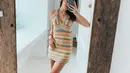 Nicole Parham mengunggah foto yang diambil dari pantulan kaca. Ia tampak mengenakan mini dress stripe yang memperlihatkan kaki indahnya. Kalung yang dikenakan semakin membuat manis look-nya. (Instagram/ nicoleparham_)
