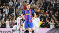 Gelandang Barcelona Frenkie de Jong menjadi target utama Manchester United atau MU pada bursa transfer musim panas 2022. (LLUIS GENE / AFP)